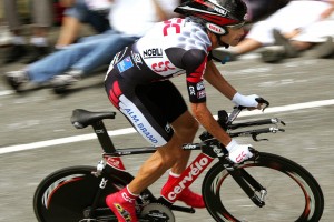 开云体育-浓眉单臂擎天，当湖人只剩一个巨人，篮球回归最原始的英雄主义